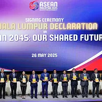 2025年5月26日、ASEAN各国の指導者がASEANサミットで「ASEAN 2045:我々の共通の未来クアラルンプール宣言」に署名。左から順にラオス首相シーパンドン、シンガポール首相ファン・シュン・チェイ、タイ首相プラユット、ベトナム首相ファム・ミン・チン、マレーシア首相アンワル、フィリピン大統領フェルディナンド・マルコス・ジュニア。(AP) 2025年5月26日、ASEAN各国の指導者がASEANサミットで「ASEAN 2045:我々の共通の未来クアラルンプール宣言」に署名。左から順にラオス首相シーパンドン、シンガポール首相ファン・シュン・チェイ、タイ首相プラユット、ベトナム首相ファム・ミン・チン、マレーシア首相アンワル、フィリピン大統領フェルディナンド・マルコス・ジュニア。(AP)