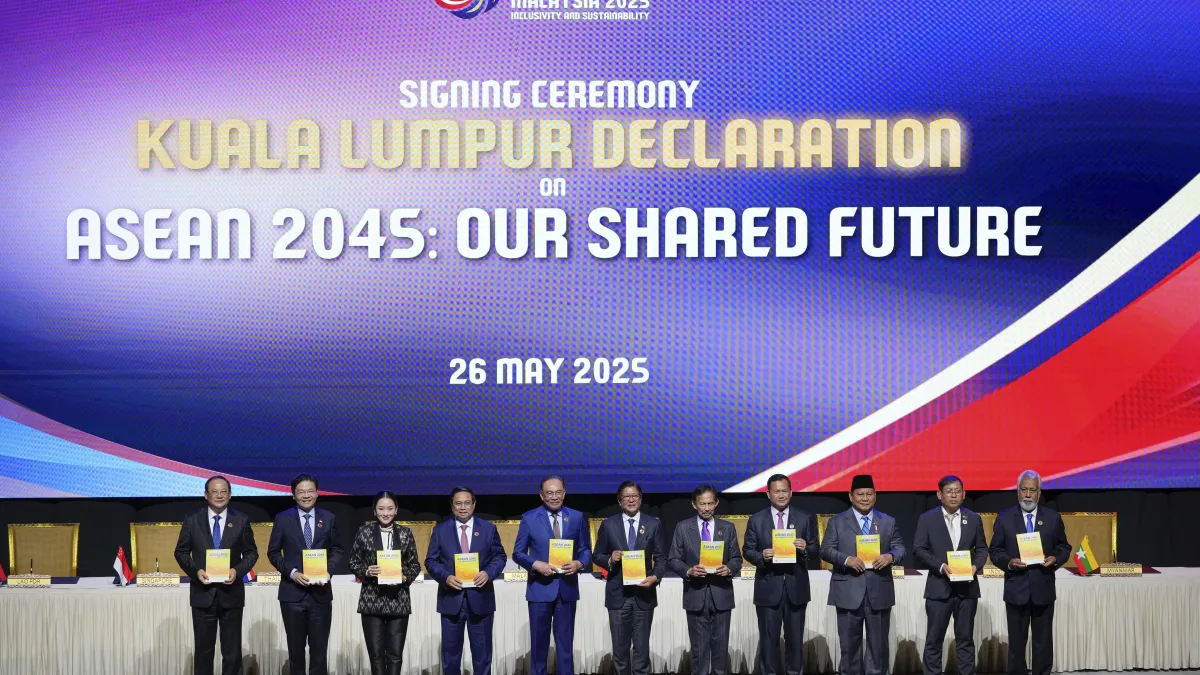 2025年5月26日,東協國家領袖東協峰會上簽署《東協2045:我們共同的未來吉隆坡宣言》。由左至右依序為寮國總理西潘敦、新加坡總理黃循財、泰國總理貝東塔、越南總理範明政、馬來西亞總理安華、菲律賓總統小馬可仕。 (AP)