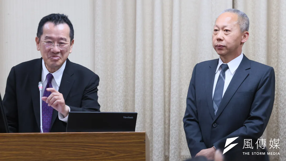 國防部長顧立雄(左)上任後大舉揮刀改革中科院,派出過去共事的李世強(右)接任中科院長整頓。(資料照,顏麟宇攝)