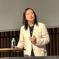 オードリー・タン氏、東京で講演。太陽花運動の経験をもとに、AI詐欺対策やデジタル民主主義による社会的信頼の再構築について語った。(黃信維撮影) オードリー・タン氏、東京で講演。太陽花運動の経験をもとに、AI詐欺対策やデジタル民主主義による社会的信頼の再構築について語った。(黃信維撮影)