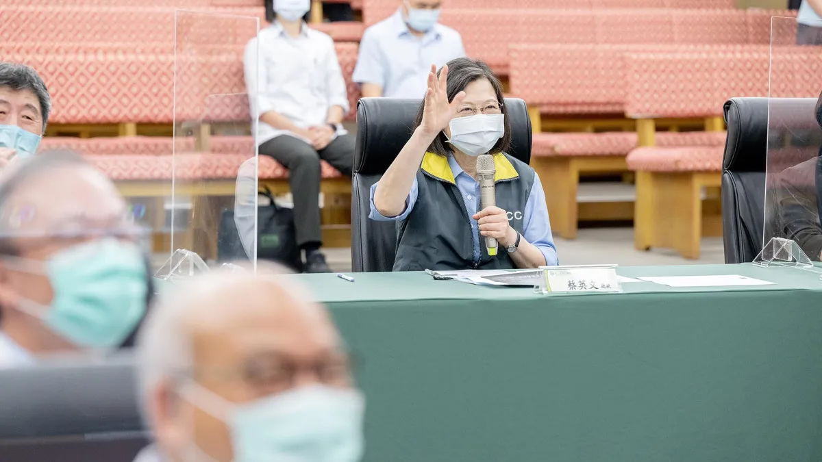 蔡英文政府針對兒童疫苗的大內宣,又搞出一個死不認錯的大飛機。這當然又是一個足以震驚國際的大笑話,也再度證明綠營的御用學者專家真的很離譜。(資料照,取自蔡英文臉書)