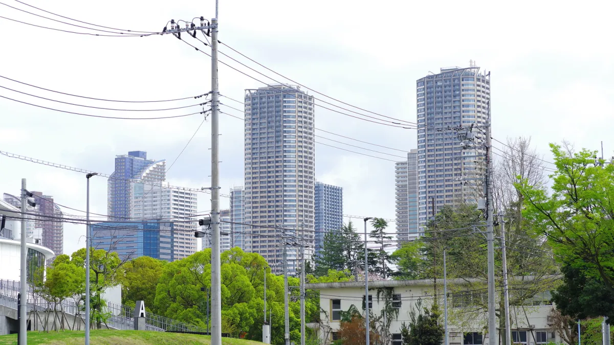 日本房地產也出現空屋數量多,但民眾普遍感到買房困難的局面(圖片來源:PAKUTASO)