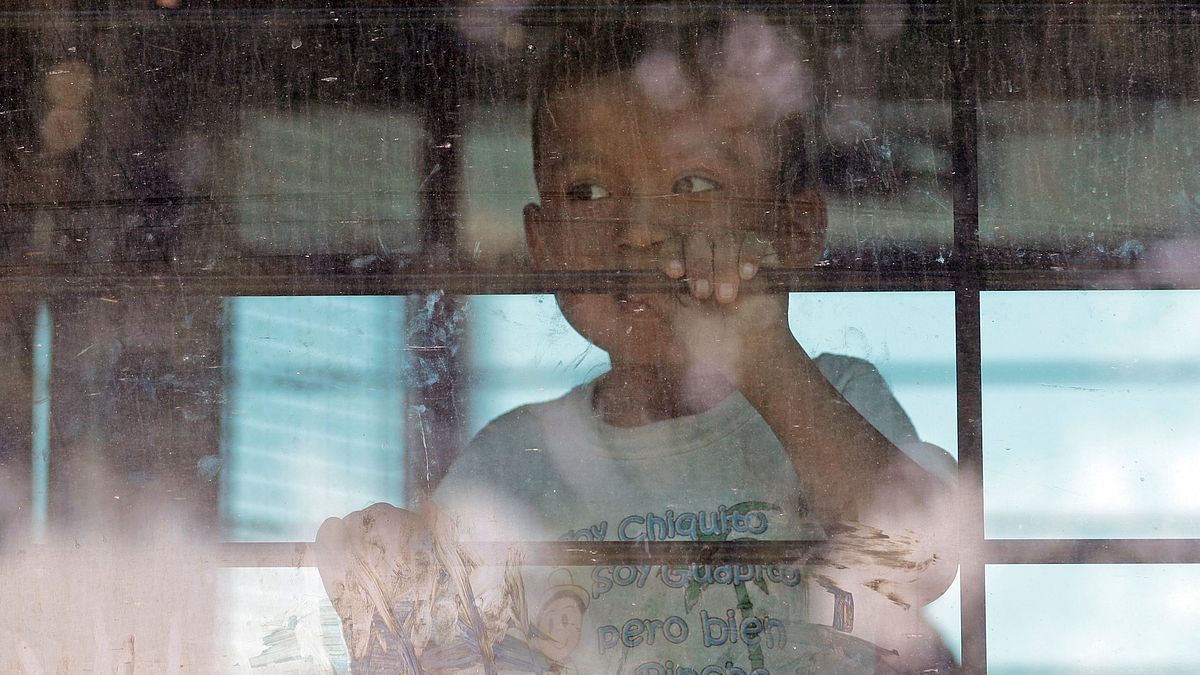 6月23日,美國德州邊境巡防隊的巴士上,一位與父母分開的未成年非法移民兒童望著窗外(AP) 6月23日,美國德州邊境巡防隊的巴士上,一位與父母分開的未成年非法移民兒童望著窗外(AP)