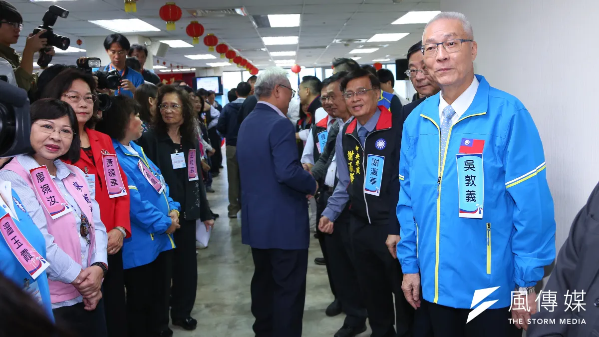 民進黨連日猛打國民黨名單,民進黨主席卓榮泰21日凌晨,臉書發表給國民黨主席吳敦義(右前)公開信,直言國民黨名單,對國家安全有極大威脅破壞。(資料照,顏麟宇攝)