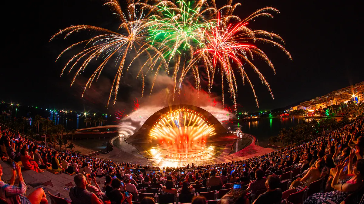 富國島必看大型水舞秀《Kiss of The Sea》以煙火、燈光與音樂打造震撼視覺饗宴,吸引世界各地旅客齊聚觀賞,被譽為到訪富國島不可錯過的夜間亮點。(圖/太陽富國航空提供) 富國島必看大型水舞秀《Kiss of The Sea》以煙火、燈光與音樂打造震撼視覺饗宴,吸引世界各地旅客齊聚觀賞,被譽為到訪富國島不可錯過的夜間亮點。(圖/太陽富國航空提供)