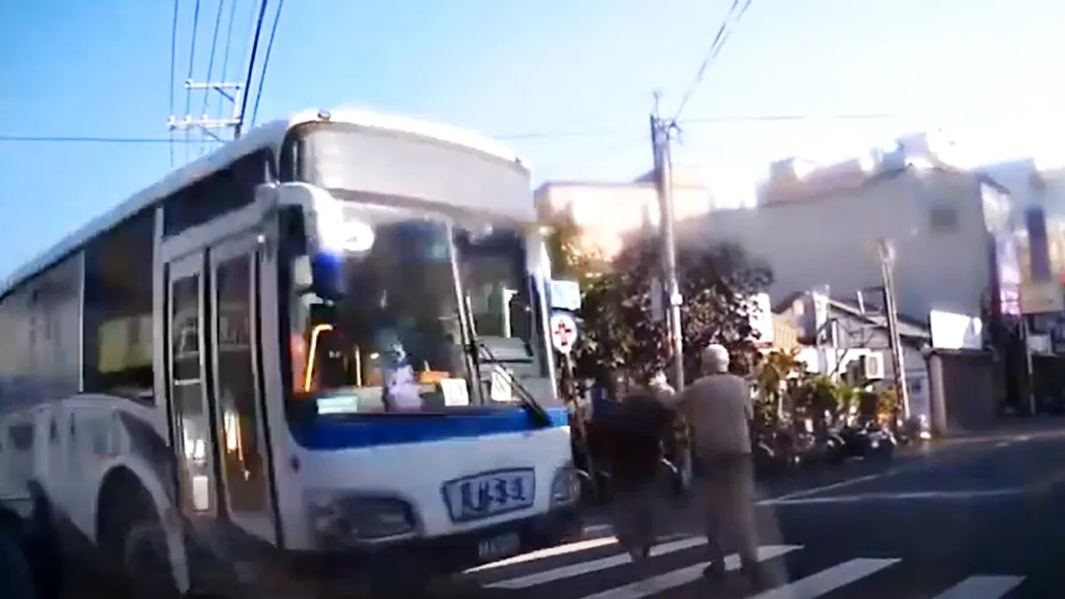 杜姓老先生和妻子眼見客運駛來,兩人一度小跑步,卻仍是不幸遭撞倒、輾過。(圖/翻攝自記者爆料網) 杜姓老先生和妻子眼見客運駛來,兩人一度小跑步,卻仍是不幸遭撞倒、輾過。(圖/翻攝自記者爆料網)