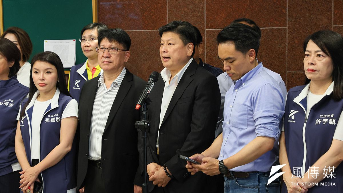 國民黨總召傅崐萁(右三)8日接受媒體聯訪痛批,總統賴清德的轉守為攻就是讓民進黨團總召柯建銘用暴力的方式來對付所有的在野黨。(顏麟宇攝) 國民黨總召傅崐萁(右三)8日接受媒體聯訪痛批,總統賴清德的轉守為攻就是讓民進黨團總召柯建銘用暴力的方式來對付所有的在野黨。(顏麟宇攝)