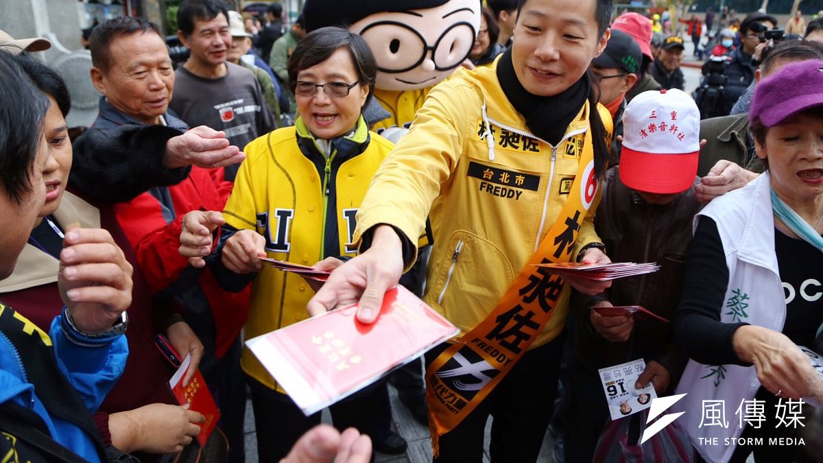 葉菊蘭27日陪同林昶佐於萬華龍山寺掃街。(蔡耀徵攝) 葉菊蘭27日陪同林昶佐於萬華龍山寺掃街。(蔡耀徵攝)