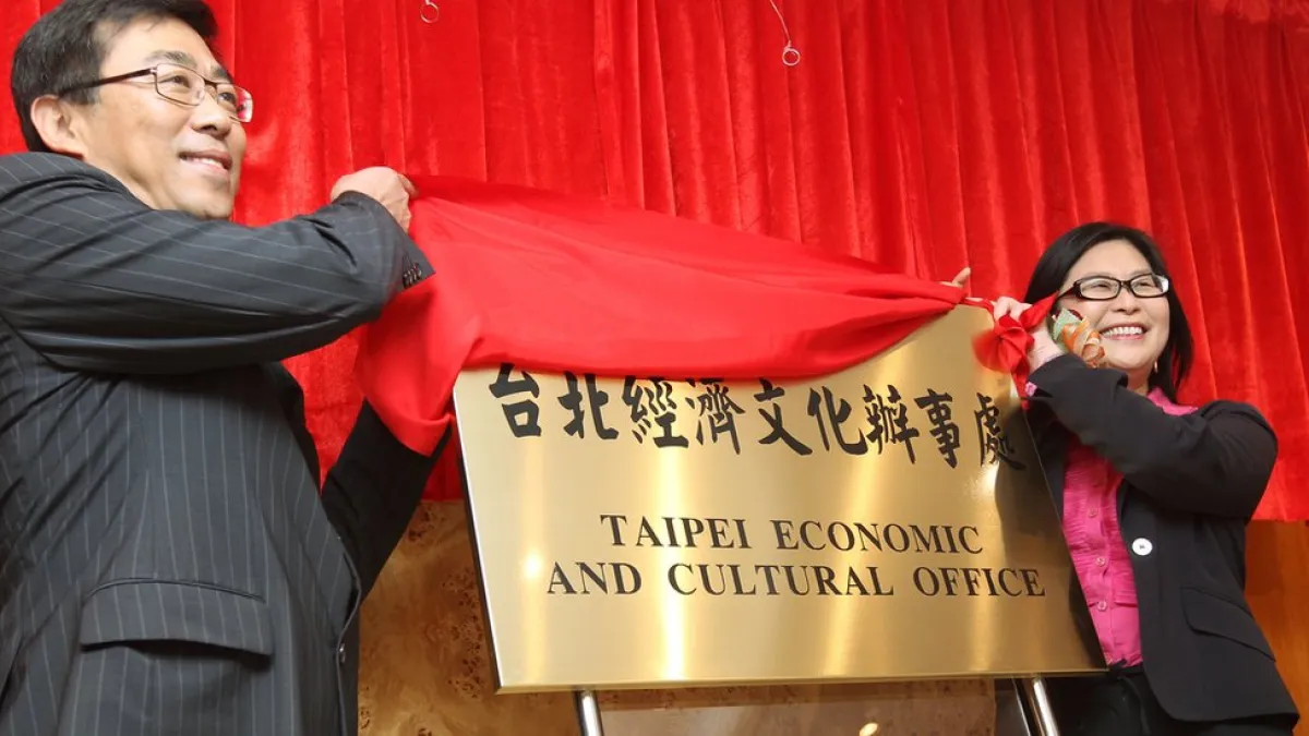 台灣2011年把駐香港機構改名為"台北經濟文化辦事處",當時被視為兩地關係更得緊密的象徵。(BBC)