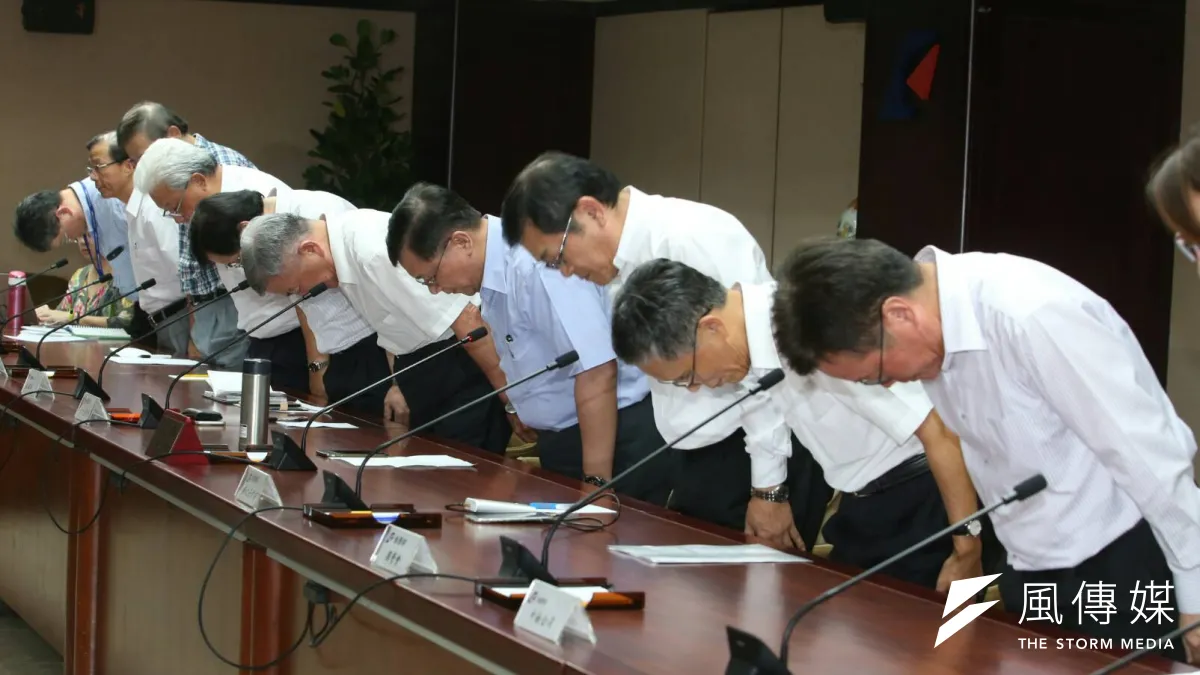 全台大停電,經濟部長李世光、中油董事長陳聖德等一字排開道歉。(陳明仁攝)