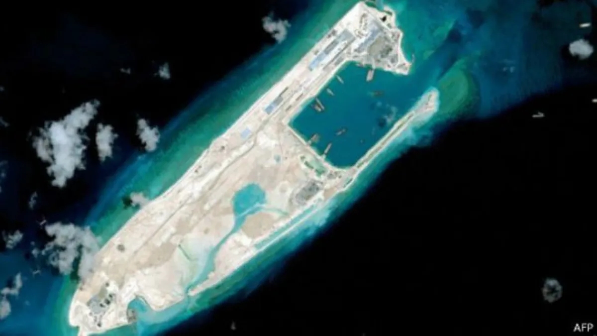 衛星圖像顯示中國已經在永暑礁建成了飛機跑道。(BBC中文網)