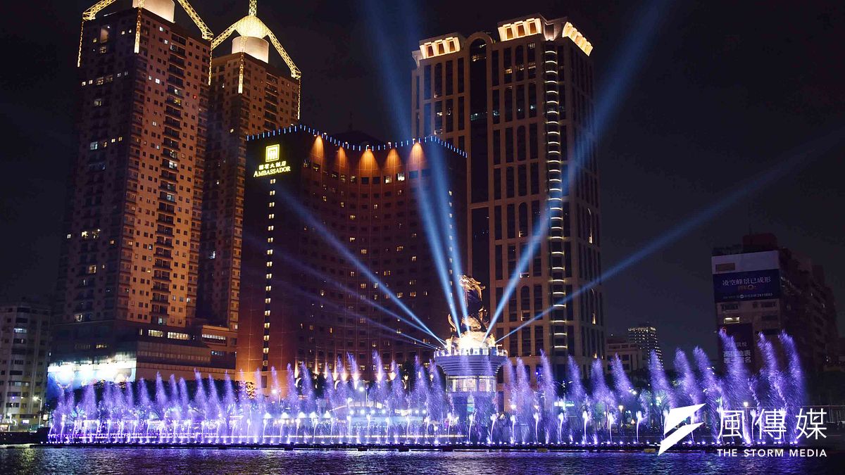 愛河音樂水舞秀主題為「相約高雄,情繫愛河」。(圖/徐炳文攝) 愛河音樂水舞秀主題為「相約高雄,情繫愛河」。(圖/徐炳文攝)