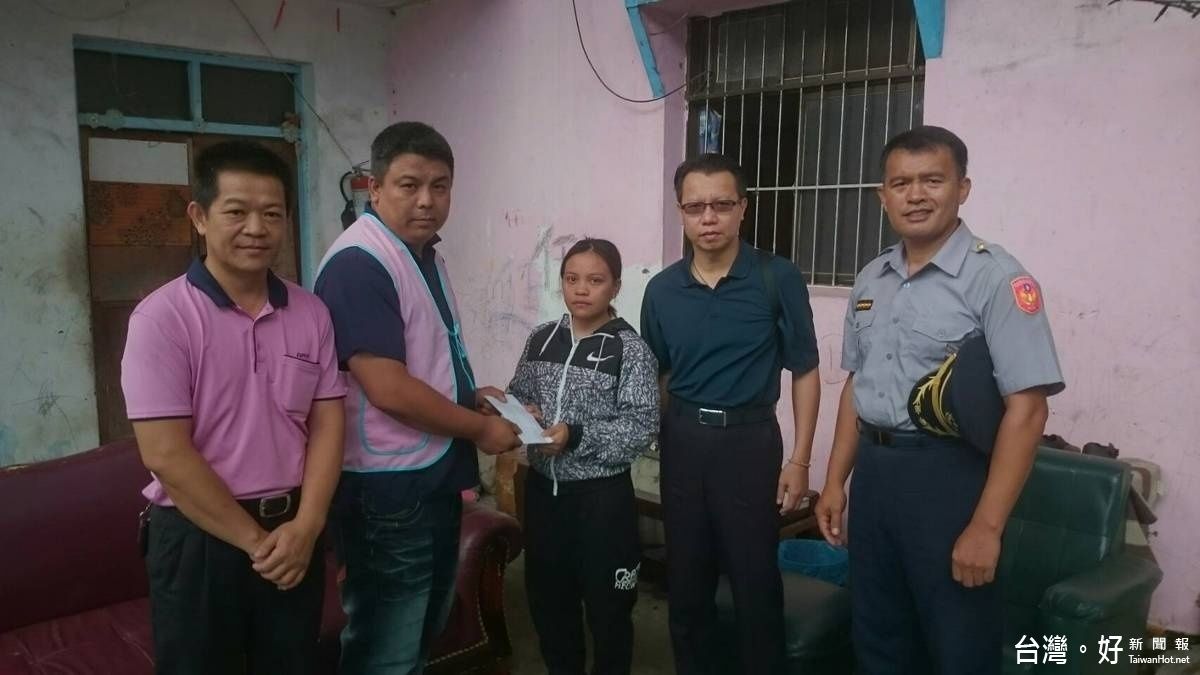 貧母過勞不幸逝世 信義分局關懷遺孤送暖 貧母過勞不幸逝世 信義分局關懷遺孤送暖