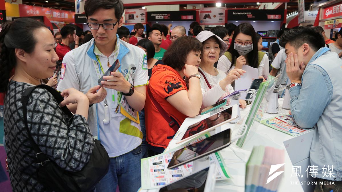 執政黨如果能搞好今年經濟,對明年選舉當然有幫助。圖為2015台北春季電腦展。(余志偉攝) 執政黨如果能搞好今年經濟,對明年選舉當然有幫助。圖為2015台北春季電腦展。(余志偉攝)