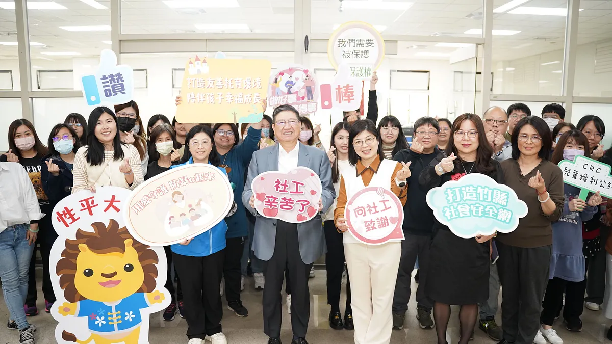 新竹縣長楊文科與秘書長李安妤一同向社會處第一線社工們加油打氣,感謝他(她)們辛苦付出。(圖/新竹縣政府提供)