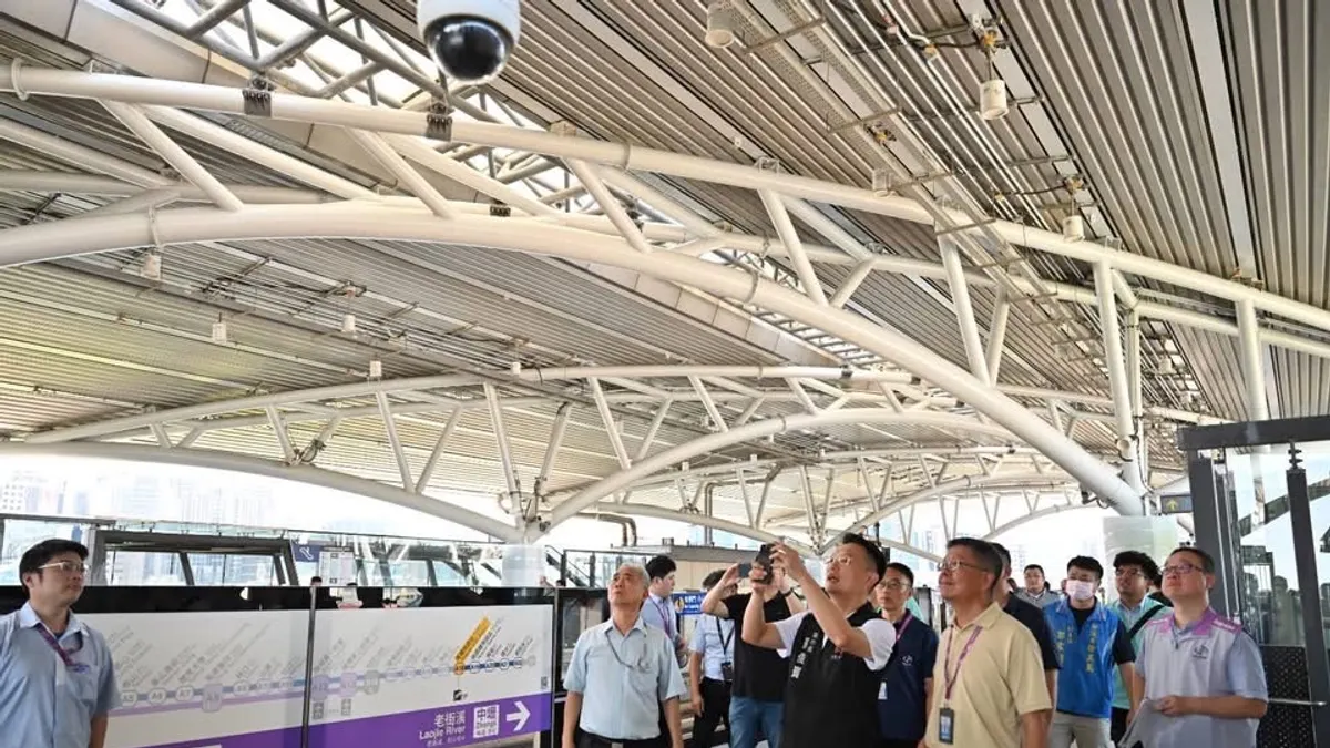 MRT桃園空港線は新たな塗装面で鋼構塗装の耐候性を向上。(写真/蘇俊賓氏Facebookより)
