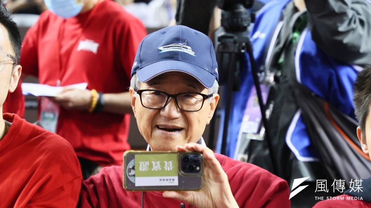 大台北區瓦斯公司7月1日將舉行60周年慶祝茶會,董事長吳東進將出席致詞。圖為吳東進今年4月14日出席雙北反毒籃球賽。(資料照,顏麟宇攝) 大台北區瓦斯公司7月1日將舉行60周年慶祝茶會,董事長吳東進將出席致詞。圖為吳東進今年4月14日出席雙北反毒籃球賽。(資料照,顏麟宇攝)