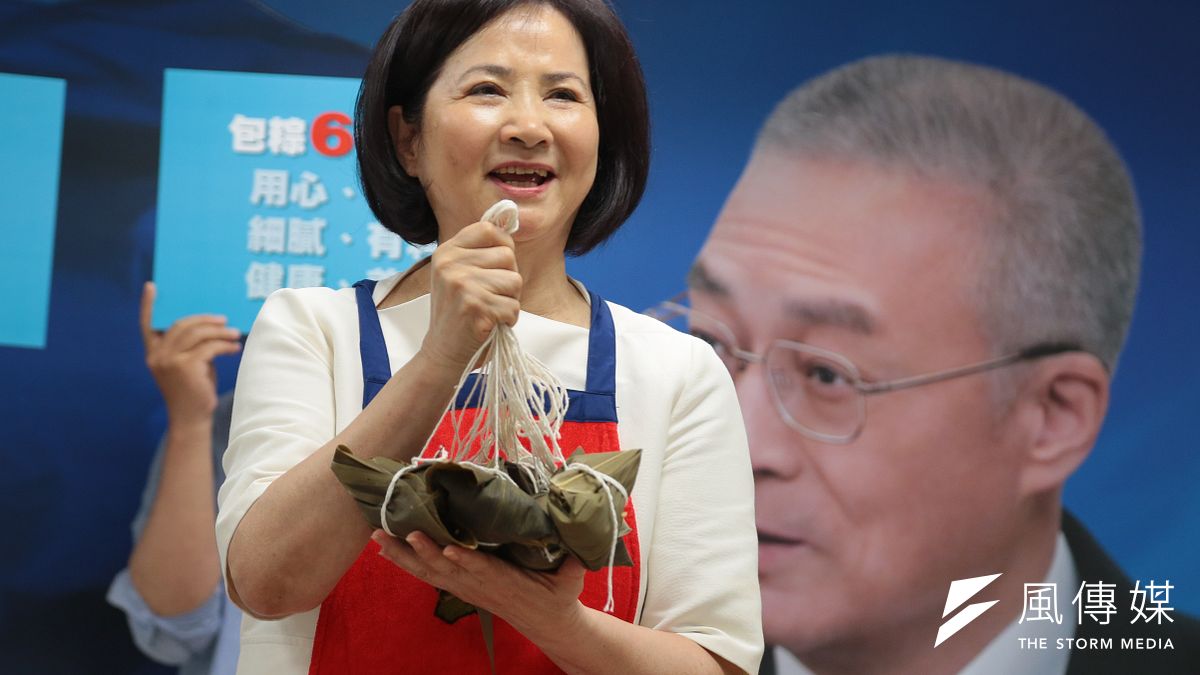 20170516-國民黨主席候選人吳敦義夫人蔡令怡16日於吳辦現場親自包粽子,祈求吳敦義高票當選。(顏麟宇攝) 20170516-國民黨主席候選人吳敦義夫人蔡令怡16日於吳辦現場親自包粽子,祈求吳敦義高票當選。(顏麟宇攝)