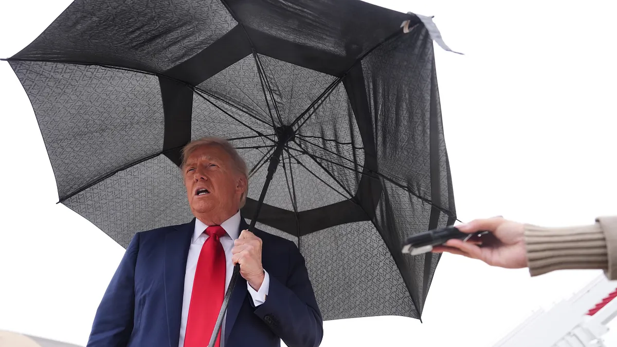 2025年10月12日,美國總統川普在馬里蘭州安德魯斯聯合基地準備登機前往中東。(美聯社) 2025年10月12日,美國總統川普在馬里蘭州安德魯斯聯合基地準備登機前往中東。(美聯社)