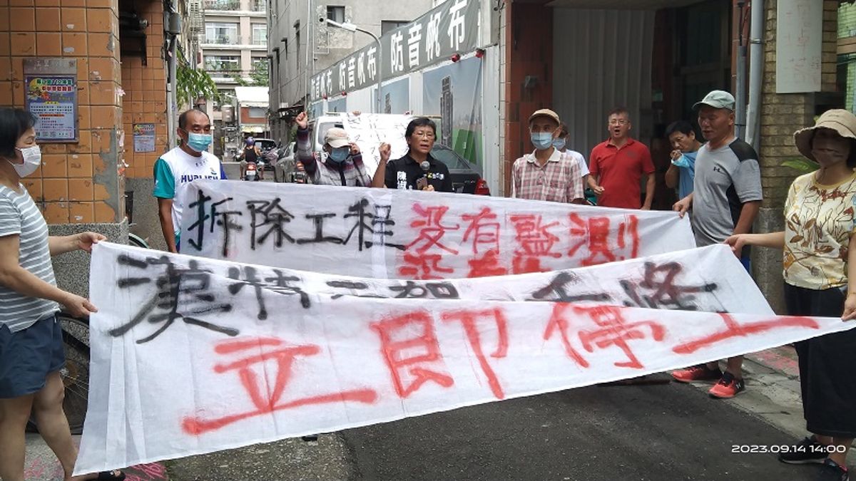 立委陳椒華與「元賀文昌都更案」損鄰住戶舉行記者會,要求建案停工並重新檢視損鄰鑑定報告,後方即為施工中建案。(作者提供) 立委陳椒華與「元賀文昌都更案」損鄰住戶舉行記者會,要求建案停工並重新檢視損鄰鑑定報告,後方即為施工中建案。(作者提供)