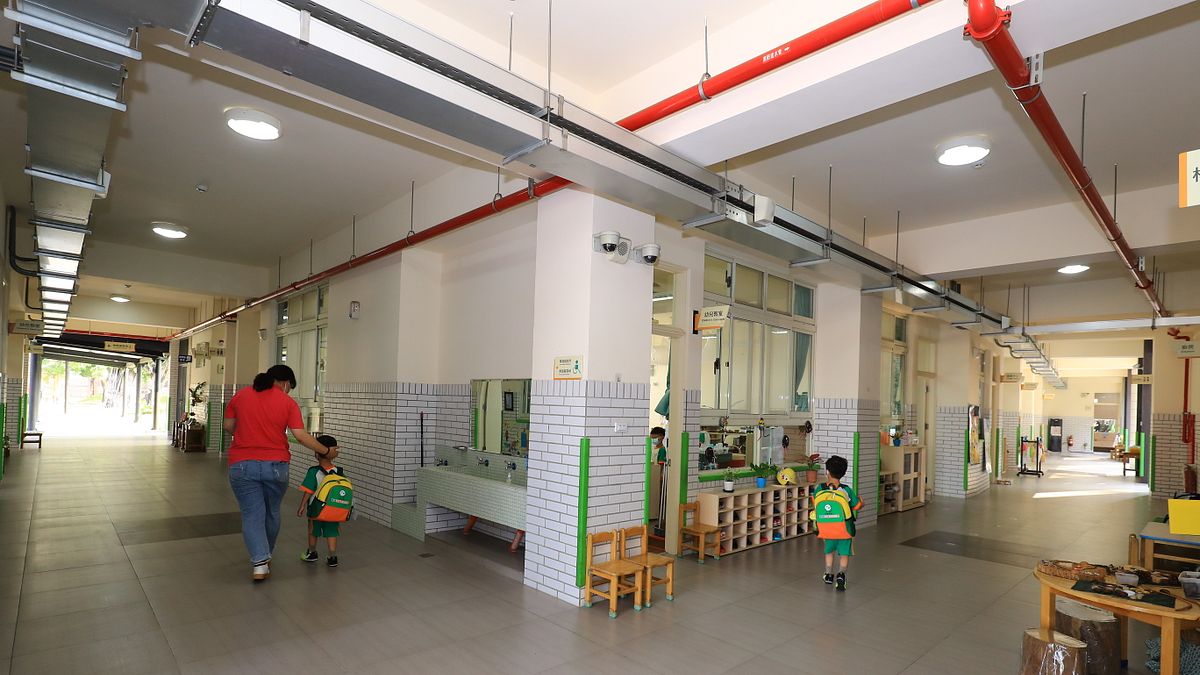 新校舍一樓設置東峰非營利幼兒園,二樓為東峰國中圖書館暨社區共讀站,設置數位視聽中心及多功能學習空間。(圖/台中市政府) 新校舍一樓設置東峰非營利幼兒園,二樓為東峰國中圖書館暨社區共讀站,設置數位視聽中心及多功能學習空間。(圖/台中市政府)