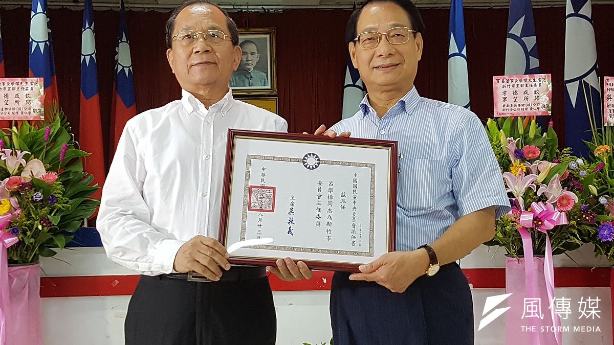 國民黨副秘書長杜建德31日代表黨主席吳敦義,將新竹市黨部主委派任書頒給新任主委呂學校樟。(圖/方詠騰攝) 國民黨副秘書長杜建德31日代表黨主席吳敦義,將新竹市黨部主委派任書頒給新任主委呂學校樟。(圖/方詠騰攝)