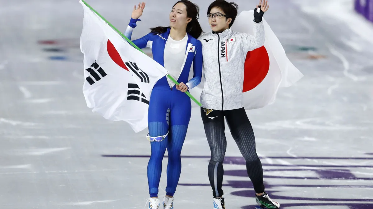 日本小平奈緒(右)打破奧運紀錄,以36秒94奪金,尋求衛冕的南韓李相花則僅拿下銀牌。(美聯社)