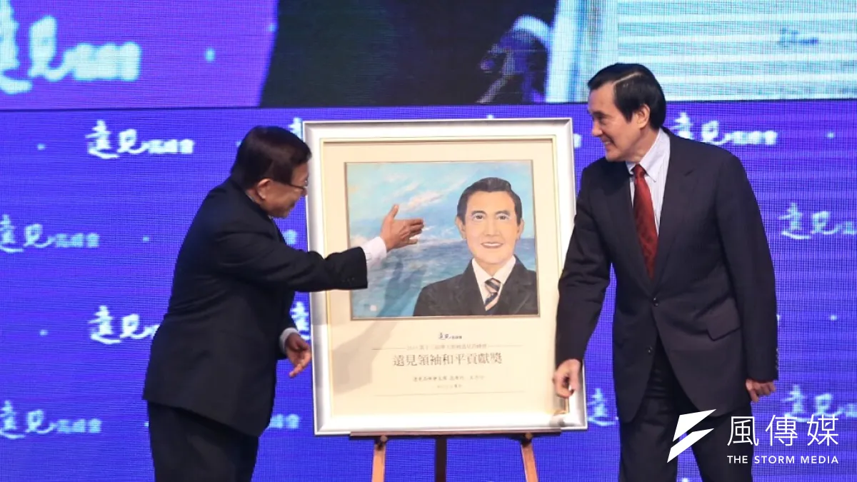 總統馬英九28日上午參加華人領袖遠見高峰會,獲頒「遠見領袖和平貢獻獎」,圖為遠見‧天下事業群創辦人高希均介紹馬英九畫。(林韶安攝)