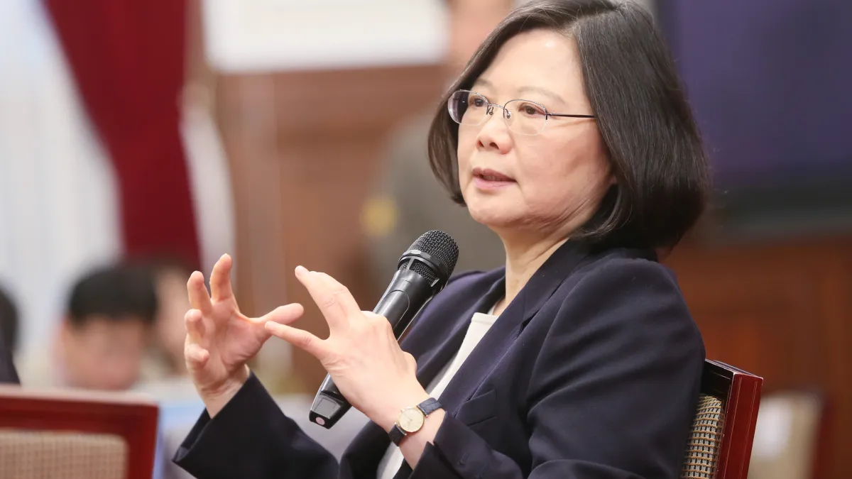 國際政治局勢是多變的,亦沒有什麼是不可能的,因此,除了要靠自己外,如何的在美、中兩強之間合縱連橫尋求對台灣最有利之策略,成為蔡英文當務之急。(資料照,總統府)
