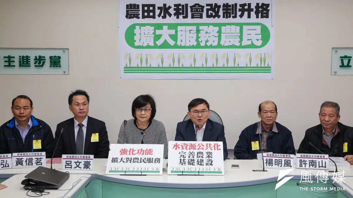 民進黨立委劉櫂豪、蘇治芬16日召開「農田水利會改制升格,擴大服務農民」記者會。(顏麟宇攝)
