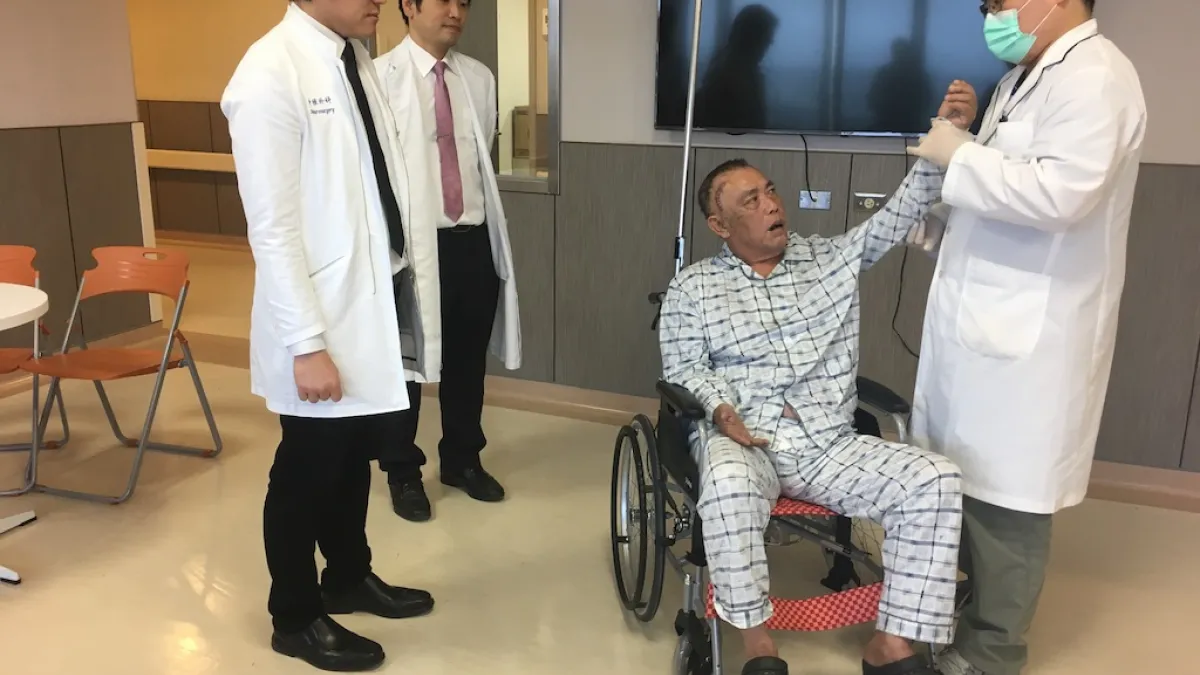 一名64歲劉姓病患突傳腦中風,經中醫大新竹附醫急診開刀,術後一週手腳已可舉起。(圖/中醫大新竹附醫提供)