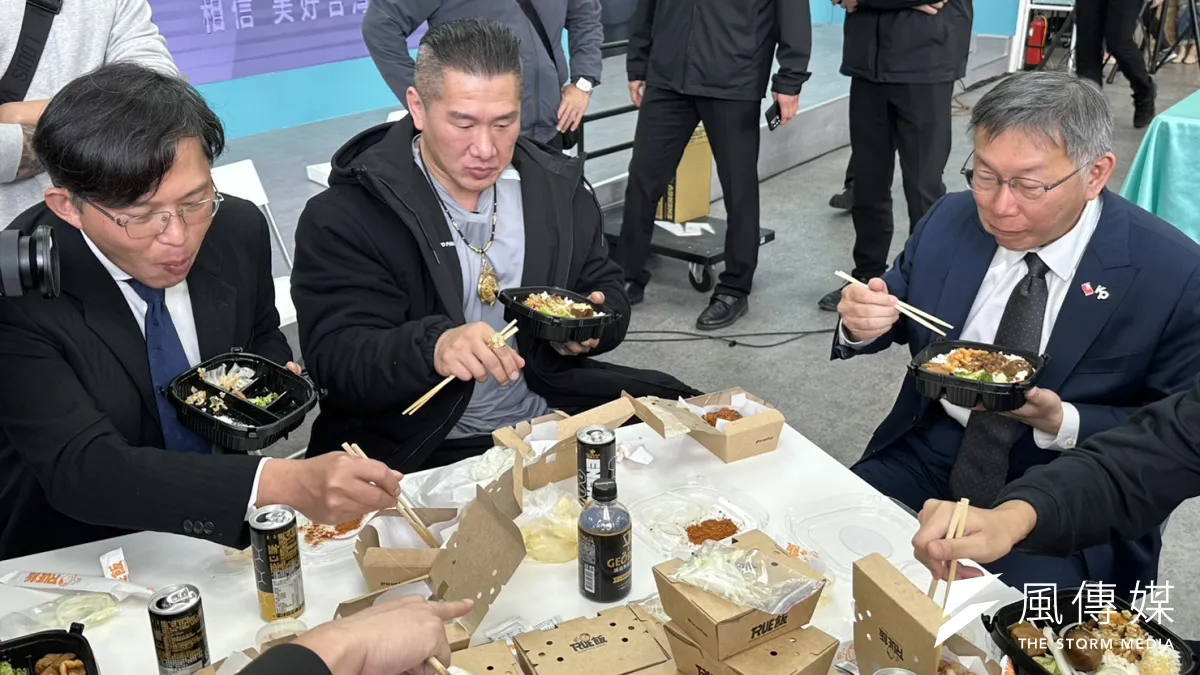 網紅「館長」陳之漢現身柯文哲競選總部送便當,並與黃國昌、柯文哲、競選總幹事黃珊珊等人一同吃午餐。(羅立邦攝)