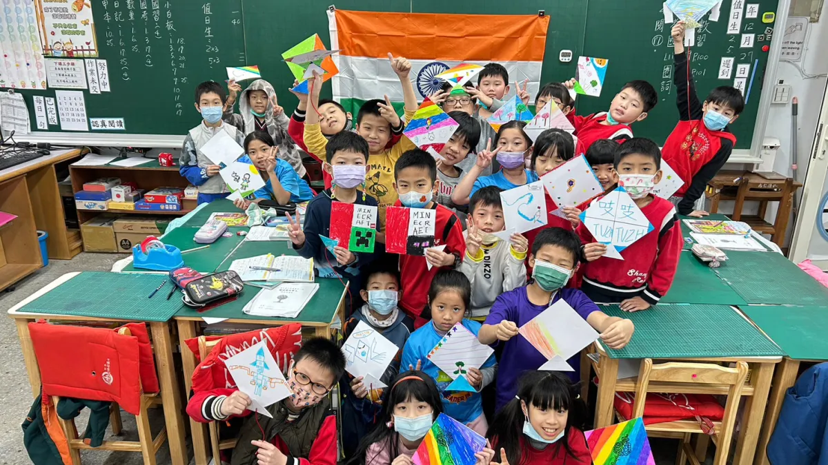 尚仁國小學生在印度交流夥伴的指導下製作風箏。(圖/教育部國教署提供)