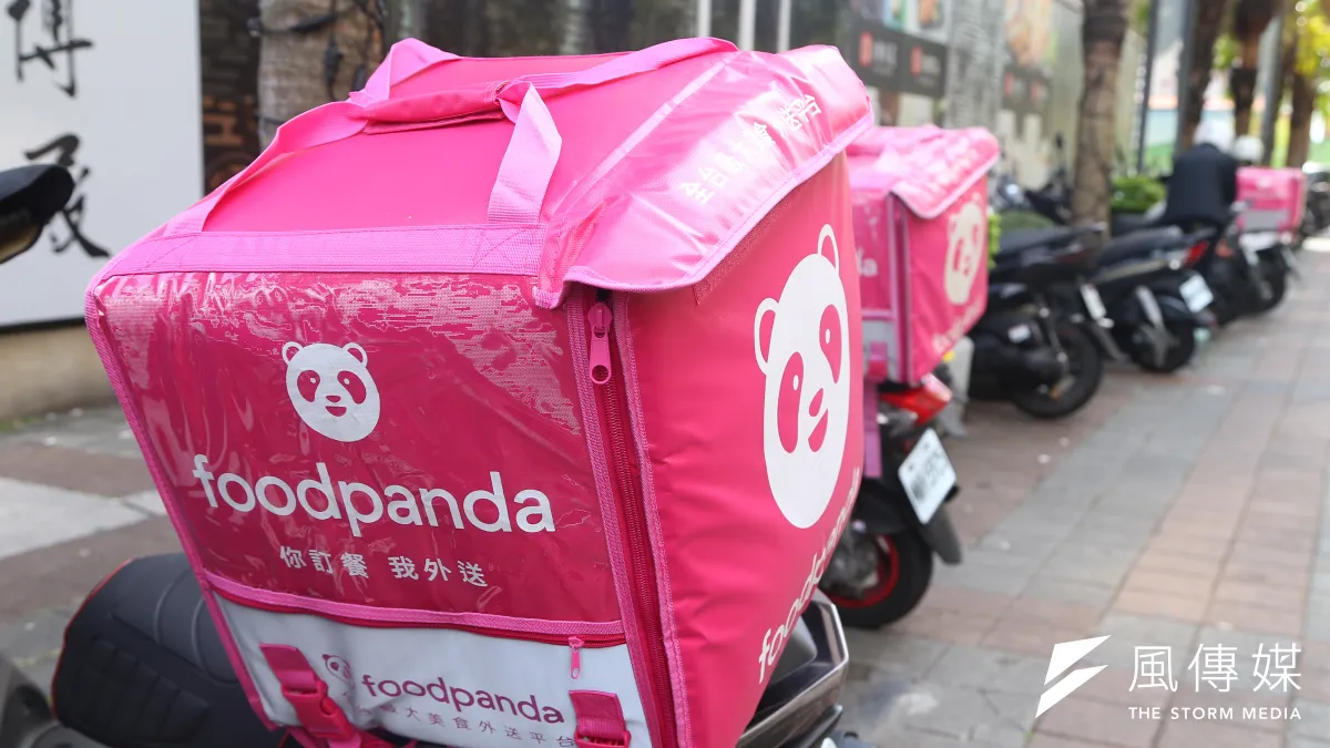受疫情影響,民眾不敢出門吃飯,foodpanda等外送平台機車滿街跑。(顏麟宇攝)