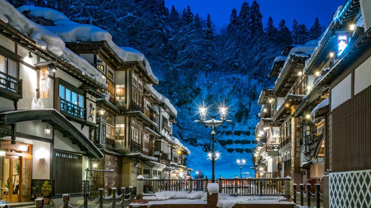 銀山溫泉住一晚!東北秋楓冬雪夢幻成真