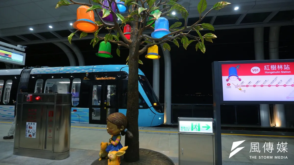 台灣本土藝術家幾米為淡海輕軌綠山線全線11座車站量身打造的公共藝術,讓國內外民眾搭乘時更開心愉悅。(圖/新北市捷運工程局提供)