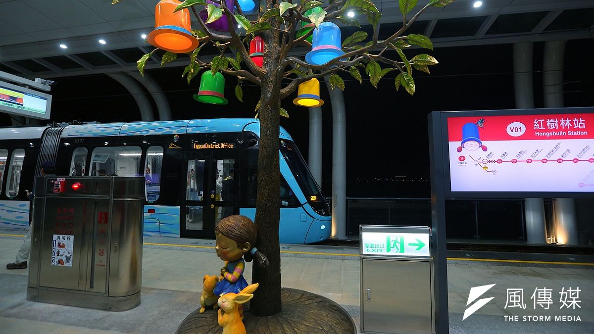 台灣本土藝術家幾米為淡海輕軌綠山線全線11座車站量身打造的公共藝術,讓國內外民眾搭乘時更開心愉悅。(圖/新北市捷運工程局提供) 台灣本土藝術家幾米為淡海輕軌綠山線全線11座車站量身打造的公共藝術,讓國內外民眾搭乘時更開心愉悅。(圖/新北市捷運工程局提供)