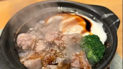 說到汐止,如果你腦海中還只浮現「美食沙漠」這四個字,那可就大錯特錯啦!身為一名專業吃貨,絕對不能錯過這座藏滿寶藏的美味重鎮,穿梭在汐止的隱密巷弄與傳統市場間,其實躲著超多在地人「從小吃到大」的私房神店。(圖/台灣旅行小幫手提供)
