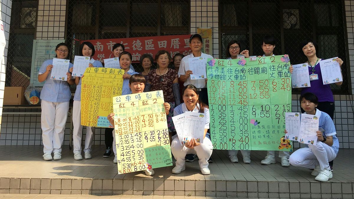 台南市衛生所與實習護生合製大張時刻表並公告於活動中心。(圖/台南市政府衛生局提供) 台南市衛生所與實習護生合製大張時刻表並公告於活動中心。(圖/台南市政府衛生局提供)