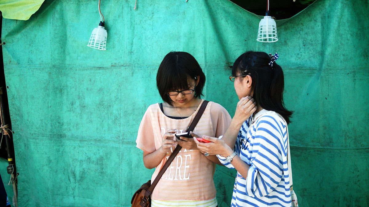 現代孩童長時間接觸手機螢幕,近視比例激增(圖/MIKI Yoshihito@flickr) 現代孩童長時間接觸手機螢幕,近視比例激增(圖/MIKI Yoshihito@flickr)