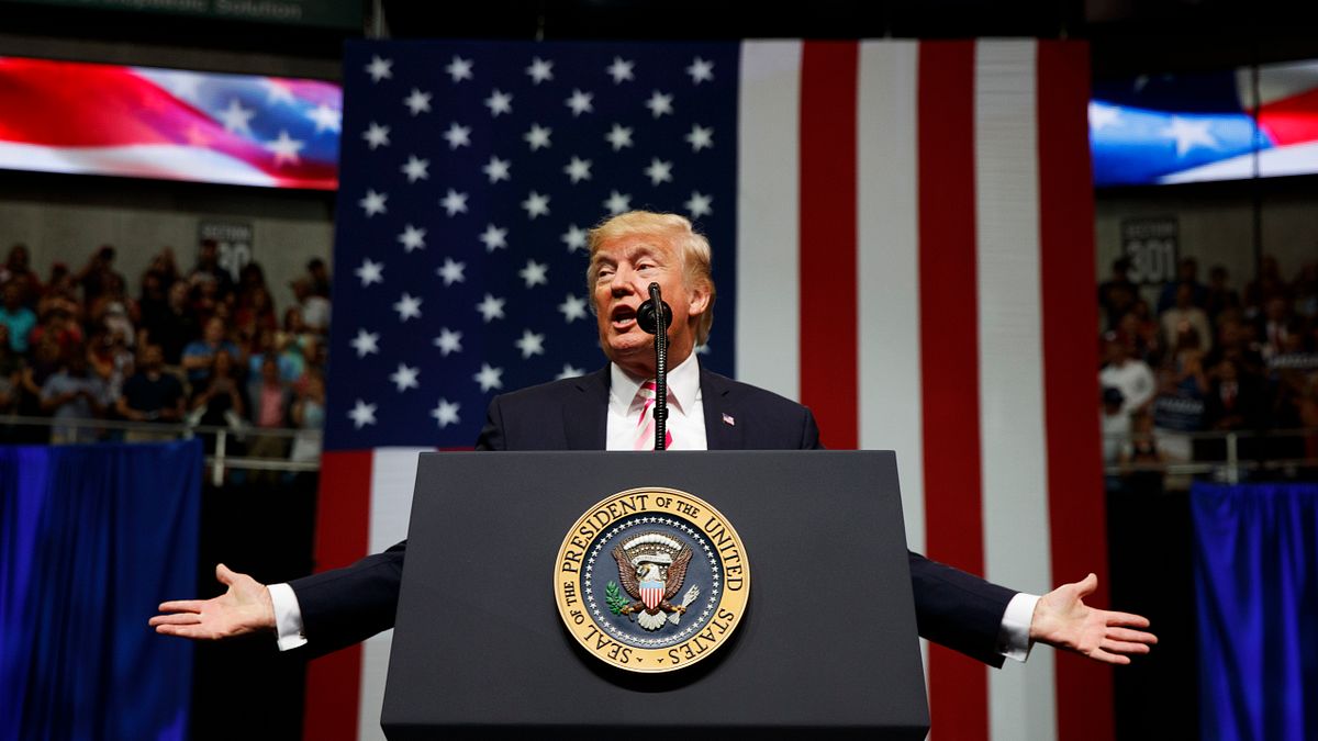 「嚇阻理論要能夠成功,美國與北韓就必須要建立一定的信賴基礎。但要怎麼做,考驗著雙方領導人的智慧。川普選舉的時候, 說願意和金正恩一起坐下來吃個漢堡,或許這是對雙方增加信賴感一個不錯的開始。但是他願意跨出這一步嗎?」(資料照,美聯社) 「嚇阻理論要能夠成功,美國與北韓就必須要建立一定的信賴基礎。但要怎麼做,考驗著雙方領導人的智慧。川普選舉的時候, 說願意和金正恩一起坐下來吃個漢堡,或許這是對雙方增加信賴感一個不錯的開始。但是他願意跨出這一步嗎?」(資料照,美聯社)