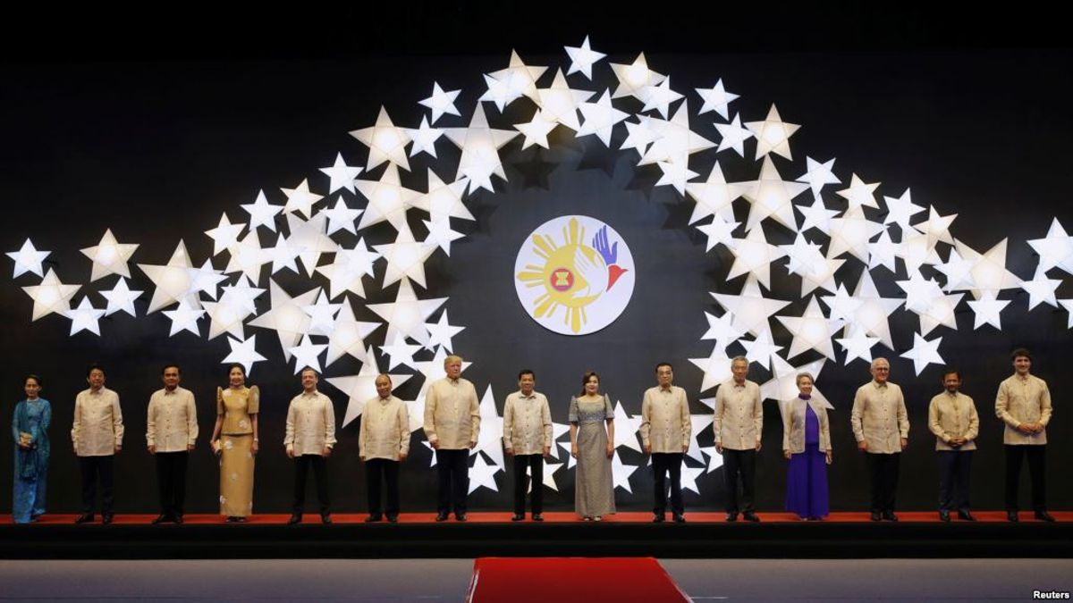 圖為東協各國領導人和美中日加四國領導人身穿菲律賓服裝在馬尼拉參加東盟晚宴。(資料照,AP) 圖為東協各國領導人和美中日加四國領導人身穿菲律賓服裝在馬尼拉參加東盟晚宴。(資料照,AP)