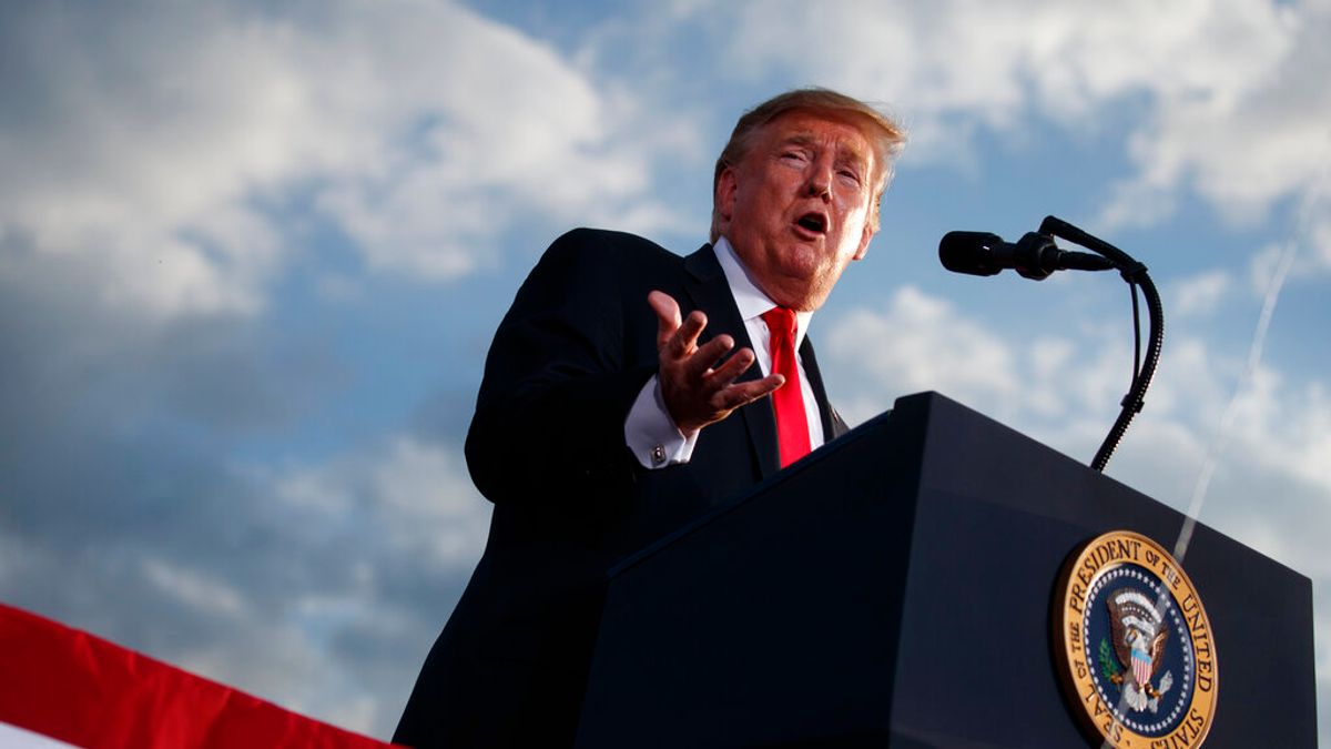 法西斯主義者對日常生活的真實嗤之以鼻,喜歡一些猶如新興宗教般縈繞人心的口號,比起真正的歷史與新聞,他們更喜歡編造神話。他們利用新媒體的力量—在當時是無線電廣播—在民眾有時間弄清楚事實之前先敲響政治宣傳的鼓聲、煽動人們的情緒。(資料照,美聯社) 法西斯主義者對日常生活的真實嗤之以鼻,喜歡一些猶如新興宗教般縈繞人心的口號,比起真正的歷史與新聞,他們更喜歡編造神話。他們利用新媒體的力量—在當時是無線電廣播—在民眾有時間弄清楚事實之前先敲響政治宣傳的鼓聲、煽動人們的情緒。(資料照,美聯社)