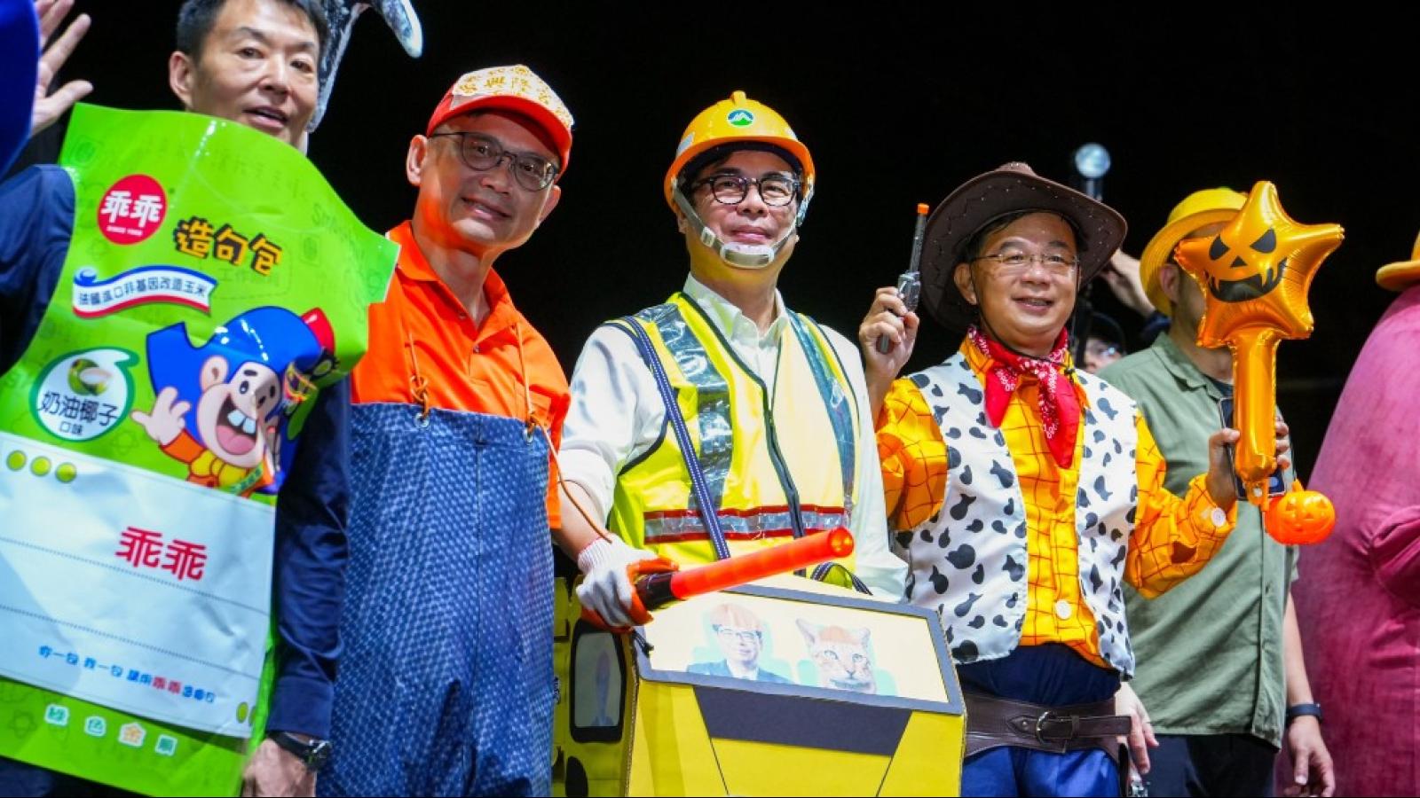 陳其邁化身垃圾車司與大南瓜一起「畢業「!高雄萬聖節湧近30萬人次 衛武營上演惜別狂歡
