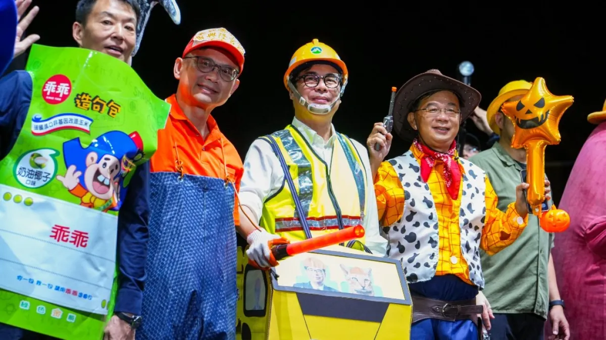 市長陳其邁出人意表地化身「垃圾車司機」,伴隨熟悉的垃圾車廣播聲驚喜現身,瞬間成為全場焦點。(圖/高市教育局提供)