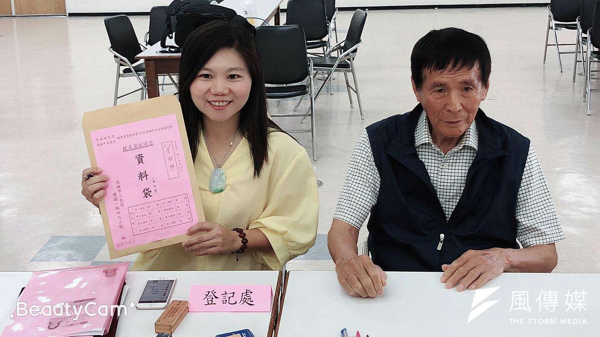 力爭國民黨鳳山區立委提名的李雅靜(左)最後勝出、贏得初選。(圖/徐炳文攝) 力爭國民黨鳳山區立委提名的李雅靜(左)最後勝出、贏得初選。(圖/徐炳文攝)