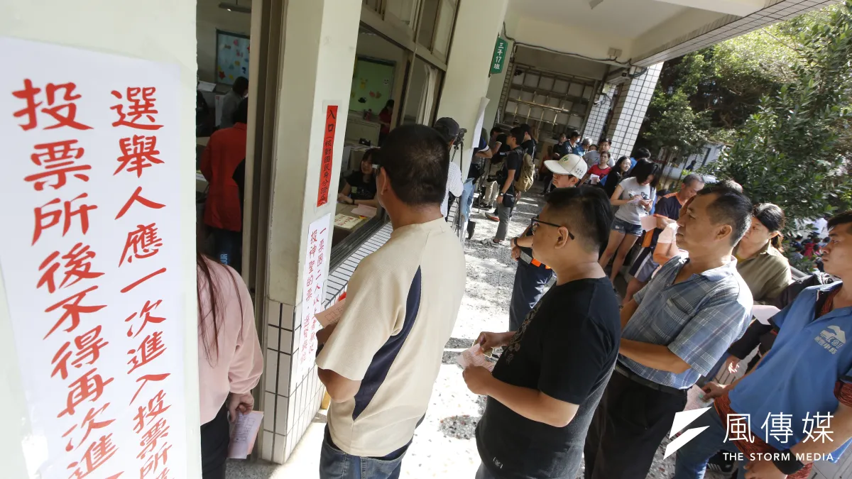 作者認為,選民要為公投案多做點準備,起碼早點弄懂題目,就不必等到蓋章的時候,才來抱怨提案的人國文程度有問題,或懷疑自己的理解能力不夠強了。(新新聞,郭晉瑋攝)