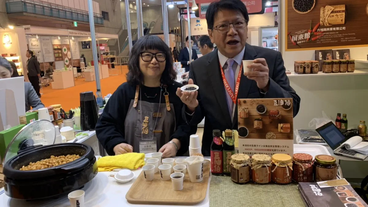 屏東縣長潘孟安(右)強調,他連年都率團參加東京食品展,今年辦燈會雖趕不及開幕,但已和一些國際買家接洽,一定要來擔任平台協助與廠商對接。(屏東縣政府提供)
