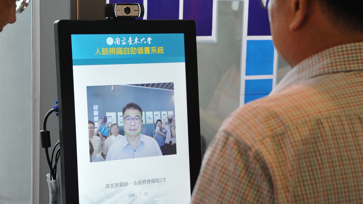 國立臺東大學圖書資訊館獨步全台首創的「人臉辨識借書服務」,讀者只要3秒鐘,即可完成人臉辨識自助借書,貼心迅速的科技服務,為台東大學再度寫下創新亮點行銷的新篇章。(圖/台東大學提供) 國立臺東大學圖書資訊館獨步全台首創的「人臉辨識借書服務」,讀者只要3秒鐘,即可完成人臉辨識自助借書,貼心迅速的科技服務,為台東大學再度寫下創新亮點行銷的新篇章。(圖/台東大學提供)