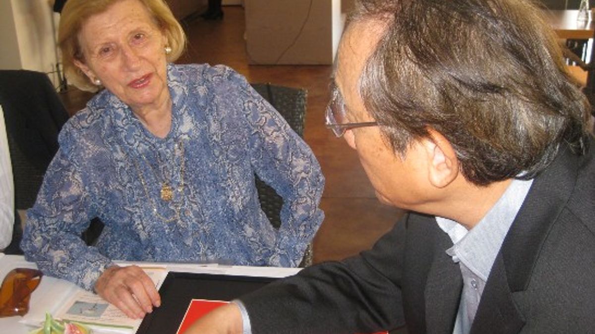 張良任代表がイスラエル第7代大統領エゼル・ワイツマン氏の未亡人を表敬訪問。写真は、代表が元大統領夫人に「百寿図」(長寿を祝う伝統的な絵画)を紹介している様子。 (出典:駐台北イスラエル経済文化弁事処) 張良任代表がイスラエル第7代大統領エゼル・ワイツマン氏の未亡人を表敬訪問。写真は、代表が元大統領夫人に「百寿図」(長寿を祝う伝統的な絵画)を紹介している様子。 (出典:駐台北イスラエル経済文化弁事処)